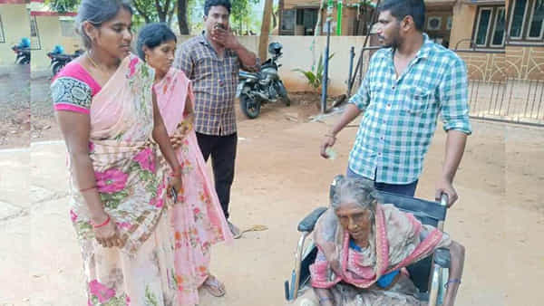 Visakhapatnam: కొడుకు కాదు కొరివి వీడు.. వృద్ధురాలైన తల్లి చేతిలో రొట్టెముక్క పెట్టి.. నడి రోడ్డుపై వదిలేసి
