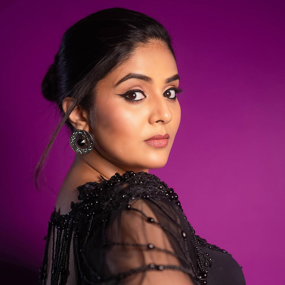  ఇది ఇలా ఉంటే బిగ్ బాస్ సీజన్ 3 లో కూడా శ్రీముఖి తన సత్తా చాటి  రాహుల్ సిప్లిగంజ్ కి గట్టి పోటీ ఇచ్చింది. 