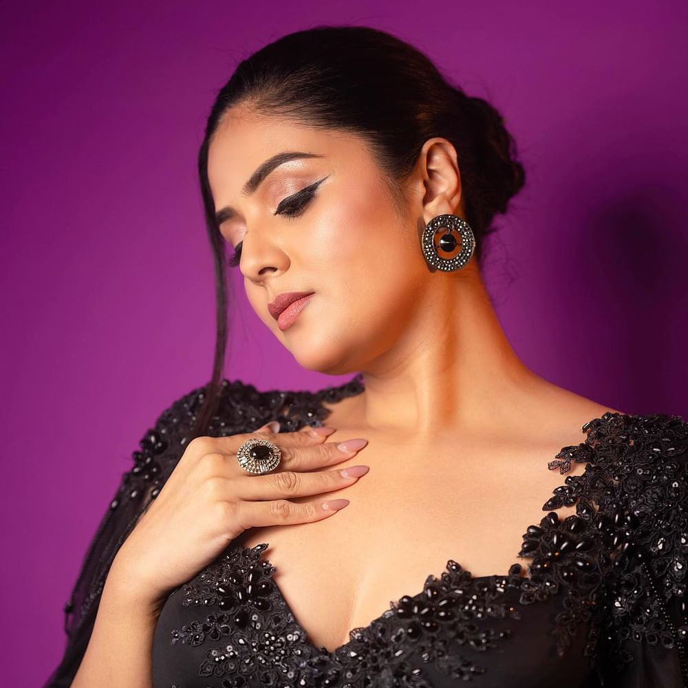 తెలుగు బిగ్ బాస్ లో తొలి మహిళా విన్నర్ శ్రీముఖి అనే మాటలు కూడా వినిపించాయి. కానీ రన్నరప్ తో సరిపెట్టుకుంది. రాహుల్ విజేతగా ఫైనల్ విన్నర్ గా నిలిచాడు.