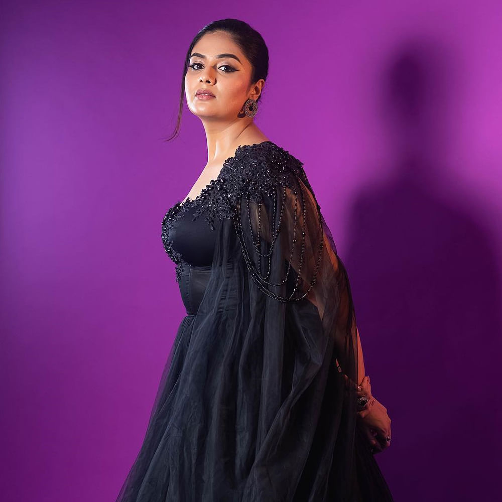 సోషల్ మీడియాలో యాక్టివ్ గా ఉండే శ్రీముఖి తన హాట్ ఫోటోస్ తో కుర్రాళ్ళని ఆకట్టుకుంటుంది.