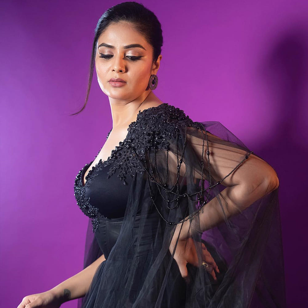 ఇటీవల షార్ట్ స్కర్ట్స్ లోను మరియు ట్రెడిషనల్ డ్రెస్ లో కూడా తనదైన స్టైల్ లో అసలు సిసలైన  అందాలు చూపిస్తూ అందరిని ఫిదా చేస్తుంది  ఈ ముద్దగుమ్మ.