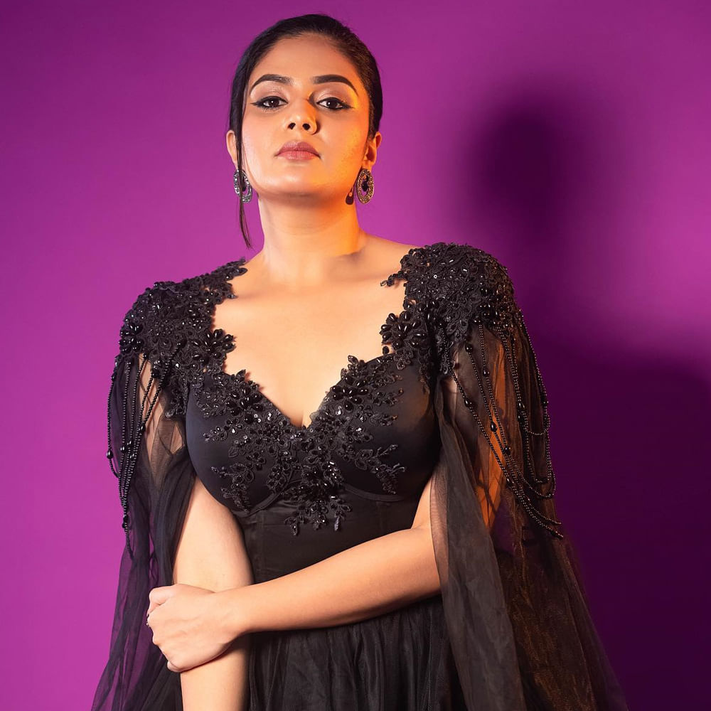 ఈ ముద్దగుమ్మ కేవలం బుల్లితెర షోలు మాత్రమే కాకుండా ఓటీటీ షోలు కూడా చేస్తోంది. ప్రతి చోట నేను ఉన్న అంటూ గట్టిపోటీ ఇస్తుంది. 
