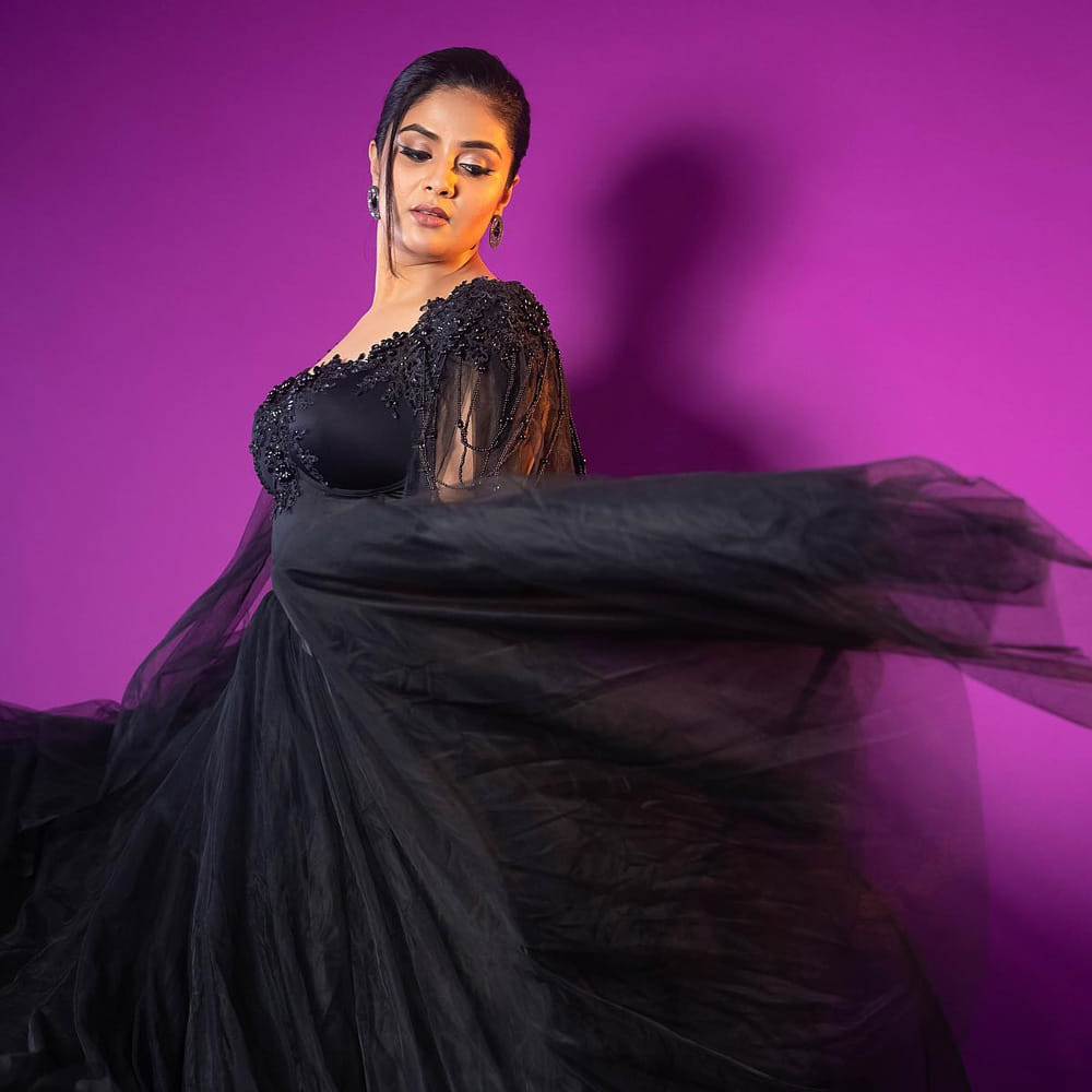 తాజాగా శ్రీముఖి బ్లాక్ కలర్ టాప్ లెస్ డ్రెస్‌‌లో  పరువాలను మొత్తం ఆరోబోస్తూ షేర్ చేసిన ఫోటోస్ నెట్టింట వైరల్ అవుతున్నాయి.