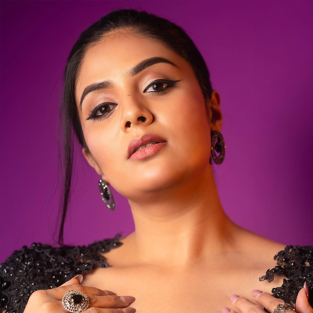 ఈ హాట్ ఫోటోస్ కు నెటిజెన్స్ క్రేజీ కామెంట్స్ చేస్తున్నారు.. 