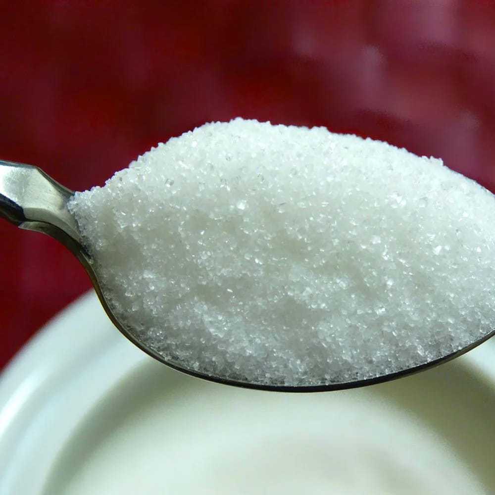 పంచదార: వైట్ ఫుడ్స్‌లో పంచదార చాల ప్రమాదకరం. రిఫైండ్ షుగర్‌ను ఎంప్టీ కేలరీగా పిలుస్తారు. దీనిలో ఆరోగ్యానికి మేలు చేకూర్చేవి ఏవి ఉండవు. పంచదార నేరుగా రక్తంలో కలిసిపోవడం వల్ల చక్కెర స్థాయిలు పెరిగి డయాబెటీస్ సమస్య వచ్చే ప్రమాదం ఉంది.