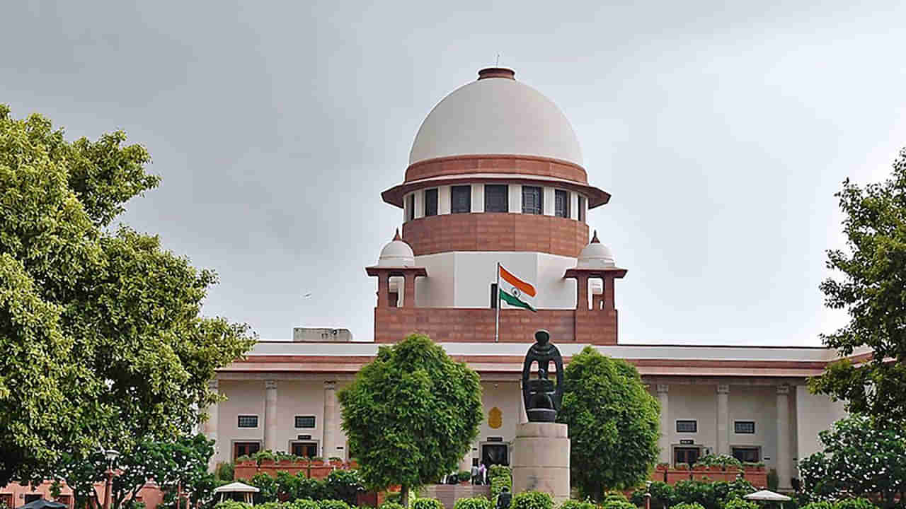 Supreme Court: సుప్రీంకోర్టులో అరుదైన సన్నివేశం.. దివ్యాంగురాలైన న్యాయవాది కోసం ఏం చేశారంటే..?