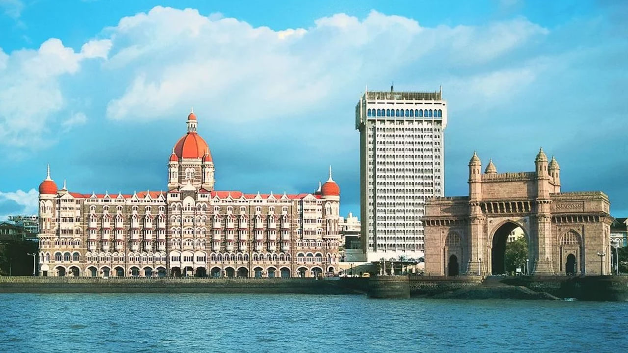 Taj Hotel Mumbai- దేశ వాణిజ్య రాజధాని ముంబయిలో గేట్‌వే ఆఫ్ ఇండియా ఎదురుగా ఉన్న తాజ్ హోటల్ టాప్ క్లాస్ లగ్జరీ పెట్టుబడులలో ఒకటిగా పరిగణించబడుతుంది. మూరిష్, ఓరియంటల్, ఫ్లోరెంటైన్ శైలులలో నిర్మించబడిన ఈ హోటల్ 1903 నుండి VIPలను హోస్ట్ చేసే సంప్రదాయాన్ని కొనసాగిస్తుంది. ఇందులో 285 గదులు, సూట్‌లు ఉన్నాయి. 2008లో కూడా తీవ్రవాద దాడులను ఎదుర్కొన్న మన దేశంలోని మొదటి 5 స్టార్ హోటల్ ఇదే.