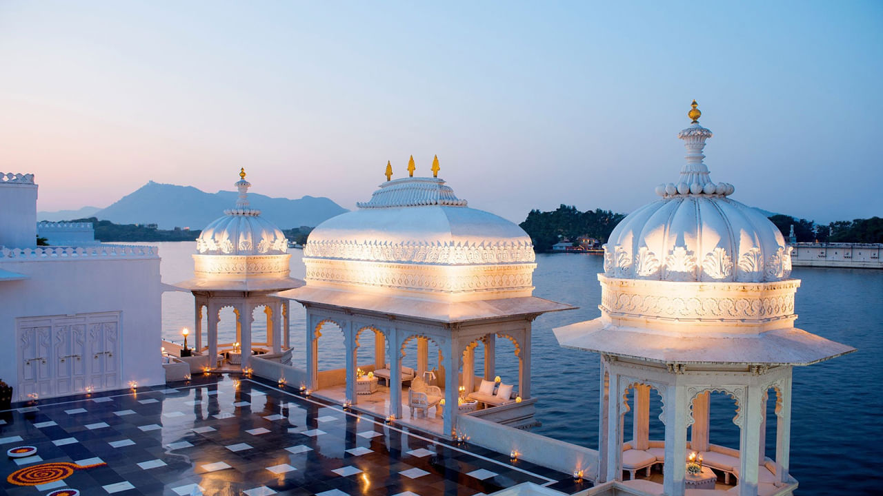 Taj Lake Palace, Udaipur
ఉదయపూర్‌లోని తాజ్ లేక్ ప్యాలెస్ హోటల్ కూడా అందంలో ఏమాత్రం తగ్గదు.  ఇది కూడా పిచోలా సరస్సు మధ్యలో ఉంది. ఇది సరస్సుపై తేలియాడే ప్యాలెస్.  ఇక్కడికి వచ్చిన తర్వాత అదో మ్యాజిక్‌గా అనిపిస్తుంది. మార్బుల్ ఫినిషింగ్, ఖరీదైన సౌకర్యవంతమైన గదులు విదేశీ పర్యాటకులను ఆకర్షిస్తాయి.