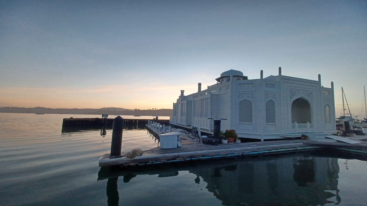 Taj Mahal Houseboat, Sausalito, California: వైన్యార్డ్ వ్యవస్థాపకుడు బిల్ హర్లాన్ 1970ల మధ్యకాలంలో భారతదేశాన్ని సందర్శించిన సమయంలో తాజ్ మహల్ నుండి ఎంతగానో ప్రేరణ పొందాడు. దాని ప్రతిరూపాన్ని రూపొందించడానికి అతను నిర్ణయించుకున్నాడు. అతను కాలిఫోర్నియాకు తిరిగి వచ్చినప్పుడు, అతను తాజ్ మహల్ హౌస్‌బోట్‌ను నిర్మించడం ప్రారంభించాడు. ఇది తాజ్ మహల్ న్యూ వెర్షన్. నివేదికల ప్రకారం, అతను కాశ్మీర్‌లోని దాల్ సరస్సును కూడా సందర్శించాడు. 