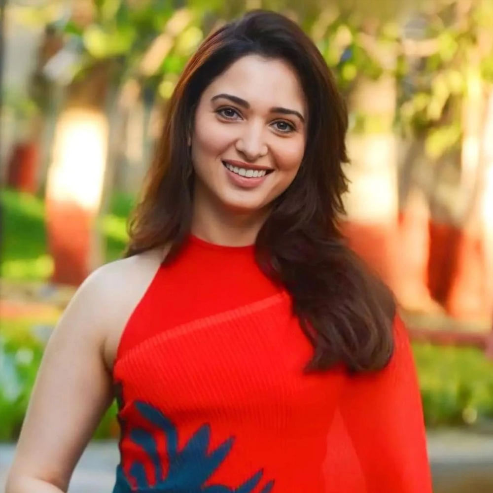 Tamannaah Bhatia: విజయ్‌తో నటించిన సుర సినిమా గురించి తమన్నా  చెప్పిన మాటలు వైరల్‌ అవుతున్నాయి. ఆ సినిమాలో కొన్ని సన్నివేశాల్లో తన నటన తనకు అసలు నచ్చలేదని చెప్పారు తమన్నా. షూటింగ్‌ సమయంలో సినిమా బాగోలేదని అర్థమైందని, కానీ, పూర్తి చేయడం కర్తవ్యం కాబట్టి చేశానని చెప్పారు. 