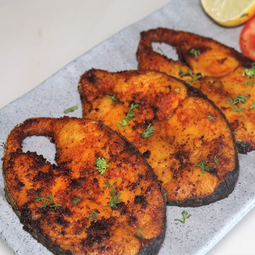 అంతే టేస్టీ టేస్టీగా ఉండే చేపల వేపుడు రెడీ.. గార్నిష్ కోసం క్వాలిసిన వారు జీడిపప్పు వేయించుకుని పెట్టుకోవచ్చు.