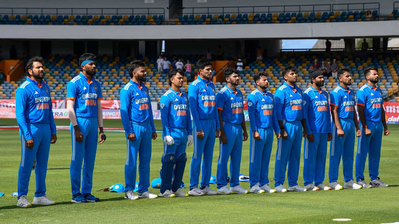 Indian Cricket Team: భారత స్పిన్నర్ యుజ్వేంద్ర చాహల్ ఆసియా కప్నకు ఎంపిక చేసిన 17 మంది సభ్యుల భారత జట్టులో చోటు దక్కించుకోలేకపోయాడు. ఈ కారణంగా చాహల్ మరోసారి ప్రపంచ కప్ మ్యాచ్లకు దూరమయ్యే అంచున నిల్చున్నాడు. చాహల్ గత రెండు టీ20 ప్రపంచకప్లలో స్థానం పొందలేదు. అయితే 2022 టీ20 ప్రపంచకప్లో జట్టులో ఉన్నా కూడా ఒక్క మ్యాచ్లో ఆడే అవకాశం లభించలేదు.
