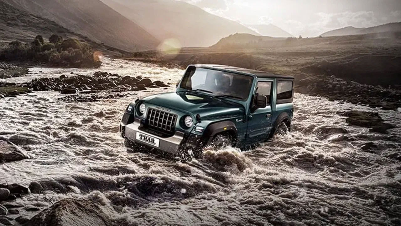 Mahindra Thar: లైఫ్‌స్టైల్ ఆఫ్-రోడర్ థార్ దేశంలోని ఏ కారుకు లేని విధంగా అత్యధిక గ్రౌండ్ క్లియరెన్స్ కలిగి ఉంది. దీని గ్రౌండ్ క్లియరెన్స్ 226226mm. ఇది 18-అంగుళాల పెద్ద చక్రాలు, ఫ్లేర్డ్ వీల్ ఆర్చ్‌లు, వర్టికల్ స్లాట్డ్ గ్రిల్ కలిగి ఉంది. థార్ మూడు ఇంజన్ ఎంపికలతో వస్తుంది.