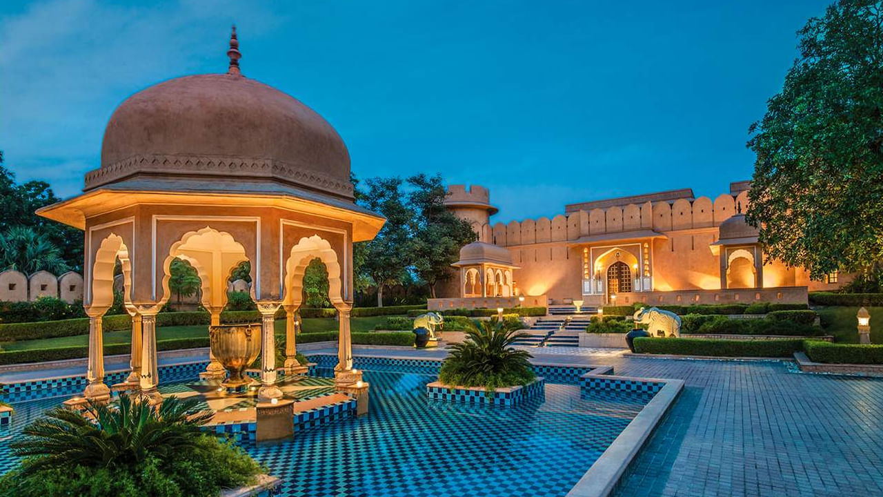 The Oberoi Rajvilas, Jaipur- విలాసవంతమైన హోటళ్ల జాబితాలో రాజస్థాన్‌లోని ఉదయపూర్‌లోని ఒబెరాయ్ ఉదయవిలాస్ ప్యాలెస్‌ ఒక అద్భుతమనే చెప్పాలి.  పిచోలా సరస్సు ఒడ్డున నిర్మించిన ఈ రిసార్ట్ 30 ఎకరాల్లో విస్తరించి ఉంది.  ఇక్కడి వాస్తుశిల్పం మిమ్మల్ని మంత్రముగ్ధులను చేస్తుంది.  రాజస్థానీ సంస్కృతికి సంబంధించిన అందమైన తోటలు పర్యాటకుల్ని ఆకట్టుకుంటాయి. ఇది భారతదేశంలోని అత్యంత అందమైన హోటళ్లలో ఒకటి.  ట్రావెల్ & లీజర్ ప్రకారం, ఇది 2015లో ప్రపంచంలోని అత్యుత్తమ హోటల్‌లలో ఒకటిగా నిలిచింది.