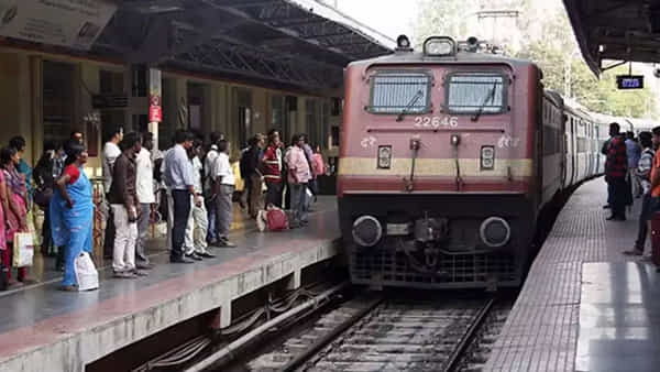 Tirumala Express Train: రైల్వే ప్రయాణికులకు అలర్ట్.. నేటి నుంచి తిరుమల ఎక్స్ప్రెస్ రైలు సర్వీసులు రద్దు..