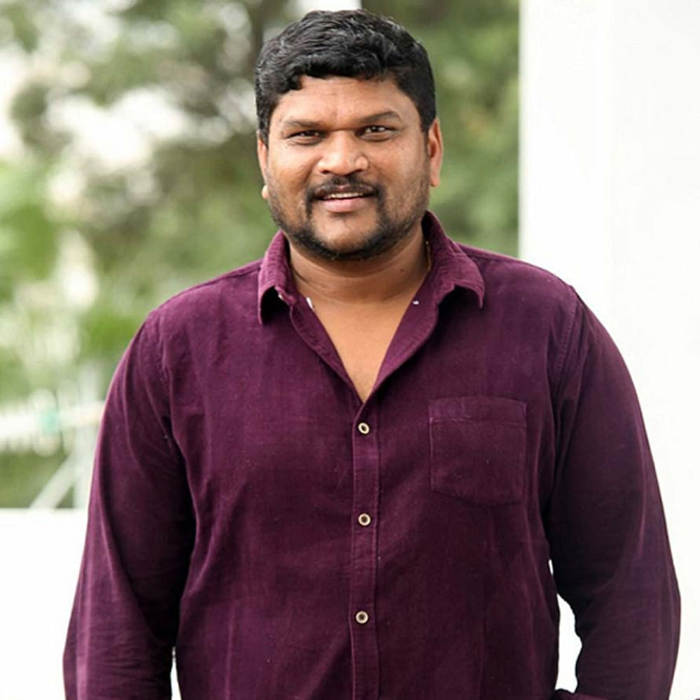 పరశురామ్‌ కూడా ఇప్పుడు విజయ్‌ దేవరకొండ సినిమాతో బిజీ అయ్యారు.  గీతగోవిందం హీరో, డైరక్టర్‌ కలిసి చేస్తున్న సినిమా ఈ సారి బౌండరీలను బద్ధలు కొట్టి, కలెక్షన్లను కొల్లగొట్టి తీరుతుందన్నది బిజినెస్‌ వర్గాల్లో వినిపిస్తున్న విషయం. 