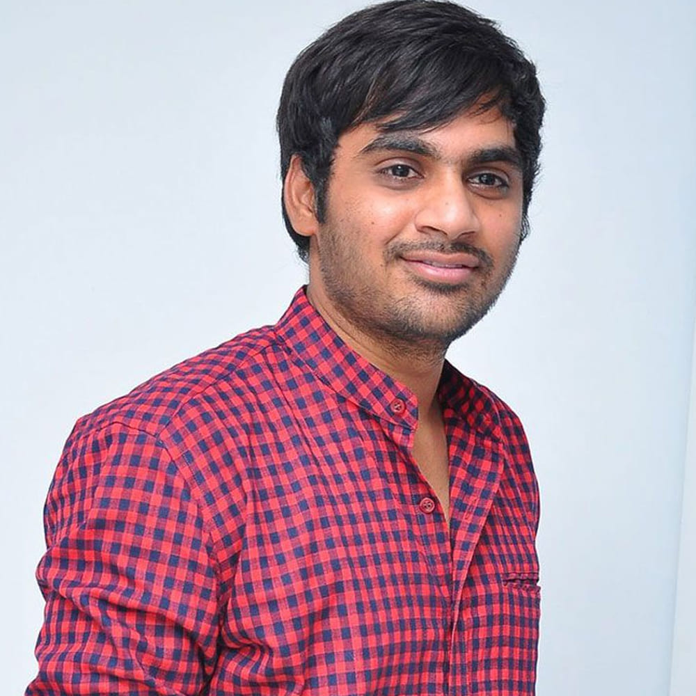 అప్పుడెప్పుడో సాహో  మూవీ చేశారు డైరక్టర్‌ సుజీత్‌. ఆ సినిమాకి సౌత్‌లో మార్కెట్‌ అంతంతమాత్రమే అనిపించినా, నార్త్ లో  మాత్రం మంచి వసూళ్లు వచ్చాయి. సాహో సుజీత్‌ మెగాస్టార్‌తో సినిమా చేస్తున్నారనే మాటలు ఆ మధ్య వినిపించినా, ప్రాజెక్ట్ పట్టాలెక్కలేదు. ఆ వెయిటింగ్‌కి ఫుల్‌స్టాప్‌ పెట్టేశారు సుజీత్‌. ఇప్పుడు పవర్‌స్టార్‌ ఓజీతో బిజీగా ఉన్నారు. ప్రస్తుతం థాయ్‌ల్యాండ్‌లో షూటింగ్‌ జరుపుకుంటోంది ఓజీ. వింటేజ్‌ పవన్‌ కల్యాణ్‌ని ఫ్యాన్స్ కి గుర్తుచేసే పనిలో యమా బిజీగా ఉన్నారు కెప్టెన్‌. ఓజీ నుంచి డైరక్ట్ గా ఉస్తాద్‌ సెట్స్ కి వస్తారు పవన్‌ కల్యాణ్‌. 