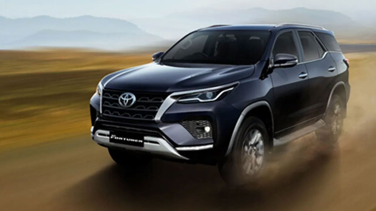 Toyota Fortuner: టయోటా ఫార్చ్యూనర్ 225ఎమ్ఎమ్ గ్రౌండ్ క్లియరెన్స్‌తో వస్తుంది. ఇంజన్ విషయానికి వస్తే ఫార్చ్యూనర్ 2.7-లీటర్ పెట్రోల్, 2.8-లీటర్ డీజిల్ ఇంజన్‌ పవర్‌ను కలిగి ఉంది. ఫార్చ్యూనర్ టయోటా కంపెనీకి చెందిన బెస్ట్ సెల్లింగ్ కార్లలో ఒకటి.