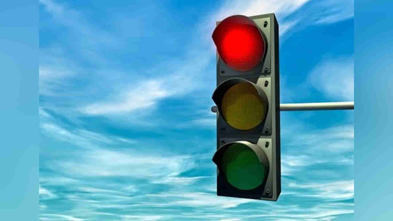 Traffic Signals: ట్రాఫిక్ సిగ్నల్స్ను ఎందుకు కనిపెట్టారో తెలుసా? రోడ్లపై ట్రాఫిక్ నియంత్రణకు అస్సలు కాదు..!