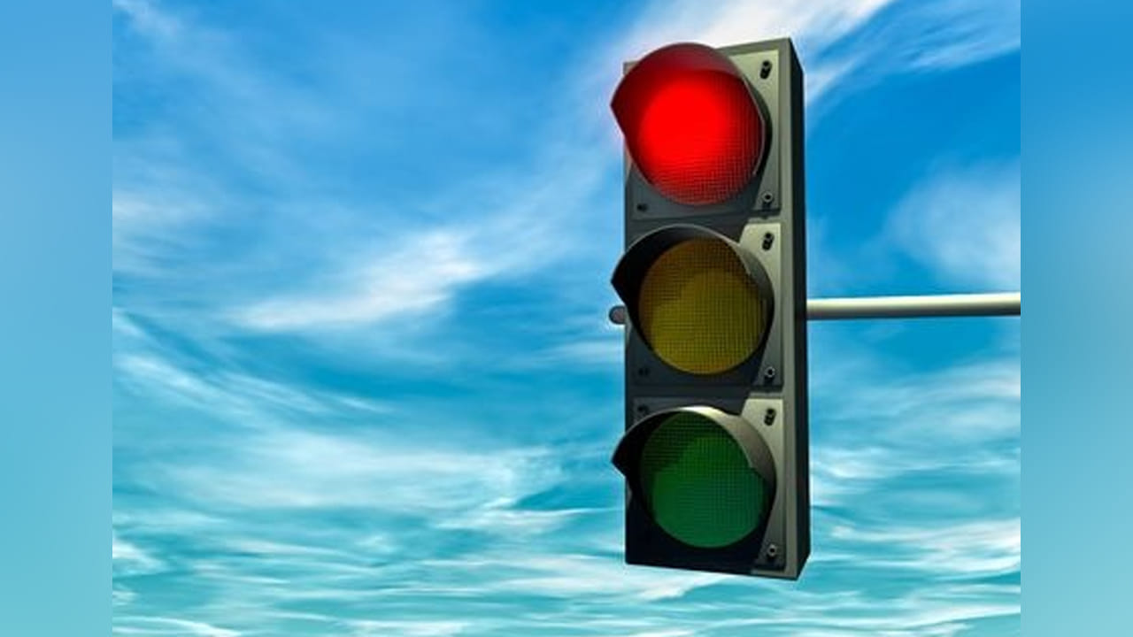 Traffic Signals: ట్రాఫిక్ సిగ్నల్స్ను ఎందుకు కనిపెట్టారో తెలుసా? రోడ్లపై ట్రాఫిక్ నియంత్రణకు అస్సలు కాదు..!