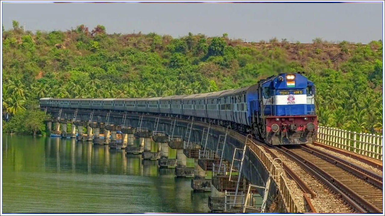 Book Train Tickets: పండుగకు ఇంటికి వెళ్లాలనుకుంటున్నారా? అయితే ముందే టికెట్ బుక్ చేసుకోండి.. లేకుంటే ఇబ్బందులు తప్పవు..