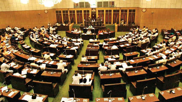 Telangana: పొలిటికల్ పద్మవ్యూహంలో రథచక్రాలు ఆర్టీసీ బిల్లుపై కొనసాగుతోన్న సందిగ్ధత..