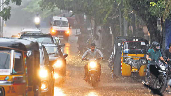 Rains Update: బంగాళాఖాతం ఉపరితల ఆవర్తన ప్రభావం.. 5 జిల్లాలకు ఎల్లో అలర్ట్ జారీ