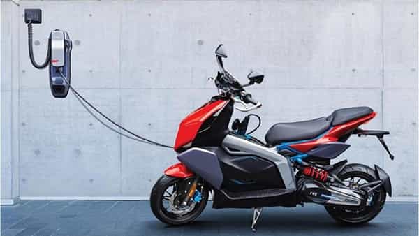 TVS Electric Scooter: దేశంలో అత్యంత ఖరీదైన ఎలక్ట్రిక్ స్కూటర్ ఇదే.. కిర్రాక్ లుక్లో కేక పెట్టిస్తున్న హైస్పీడ్ వేరియంట్..