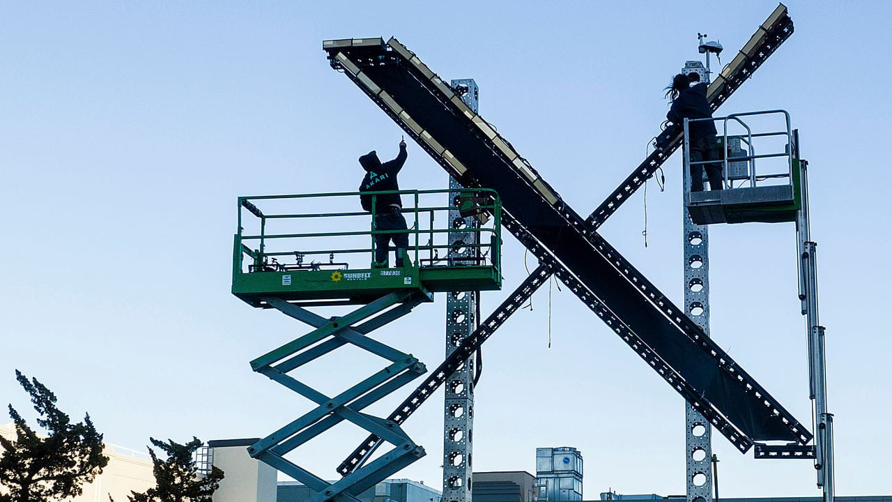 అయితే అలా కొత్త లోగోను ఏర్పాటు చేశాక శాన్‌ఫ్రాన్సిస్కో అధికారులు ఎలాన్ మాస్క్‌కు షాకిచ్చారు. అది ఏర్పాటు చేసిన మూడురోజుల్లోనే దాన్ని తొలగించేశారు. ఇందుకు కారణం అక్కడి స్థానికులే. 