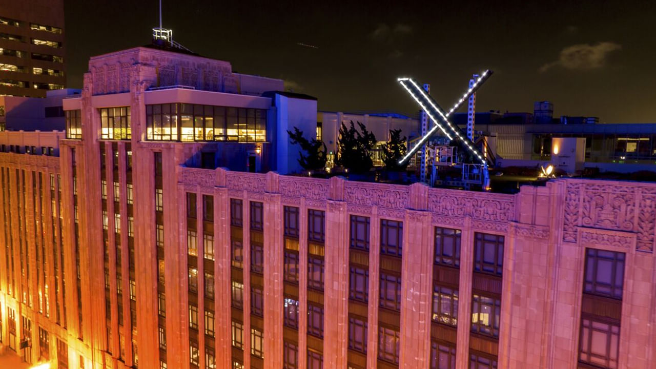 ఇటీవల ట్విట్టర్ హెడ్‌క్వార్టర్స్ అయిన శాన్‌ఫ్రాన్సిస్కోలోని ఆ కంపెనీ ప్రధాన కార్యాలయంపై ఉన్న పాత ట్విట్టర్ లోగోని తొలిగించారు. ఆ తర్వాత దానిపై కొత్త లోగో అయిన ఎక్స్ సింబల్‌ను ఏర్పాటు చేశారు. 