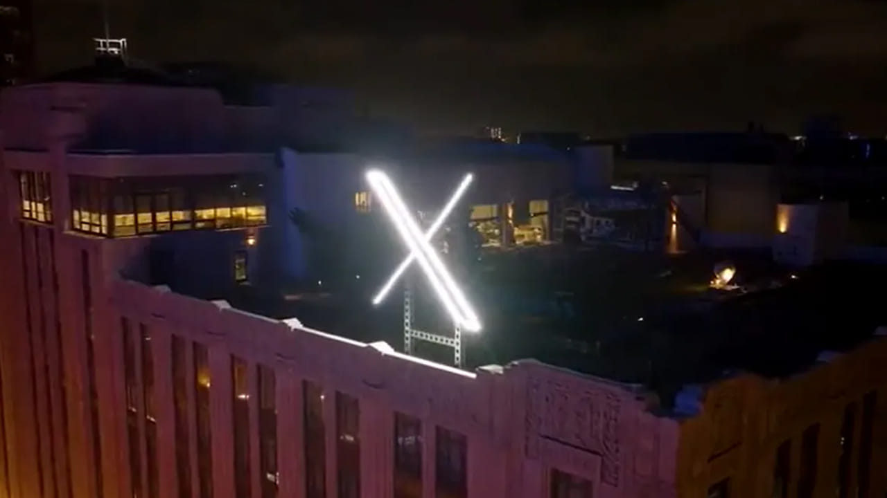 అలాగే ఆ లోగోను మార్చాలనుకుంటే డిజైన్, భద్రత వంటి వాటి కోసం పర్మిషన్ తీసుకోవాల్సి ఉంటుంది. కానీ ఎలాంటి సమాచారం లేకుండా కంపెనీ లోగోను మార్చేశారని కూడా ఫిర్యాదులు చేశారు. దీనిపై స్పందించిన అధికారులు ఆ కొత్త లోగోను తొలిగించేశారు.    