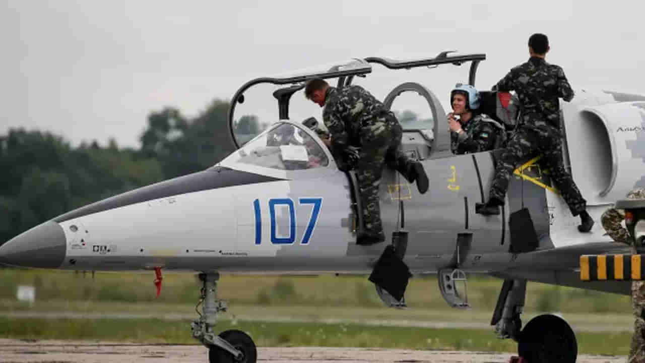 Plane Crash: ఉక్రెయిన్‌లో ఘోర ప్రమాదం.. గాలిలో ఢీకొన్న రెండు యుద్ధ విమానాలు, ముగ్గురు పైలట్లు మృతి