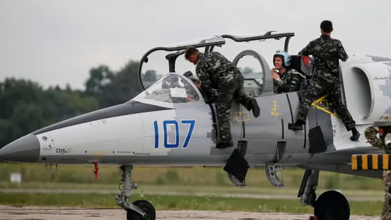 Plane Crash: ఉక్రెయిన్‌లో ఘోర ప్రమాదం.. గాలిలో ఢీకొన్న రెండు యుద్ధ విమానాలు, ముగ్గురు పైలట్లు మృతి