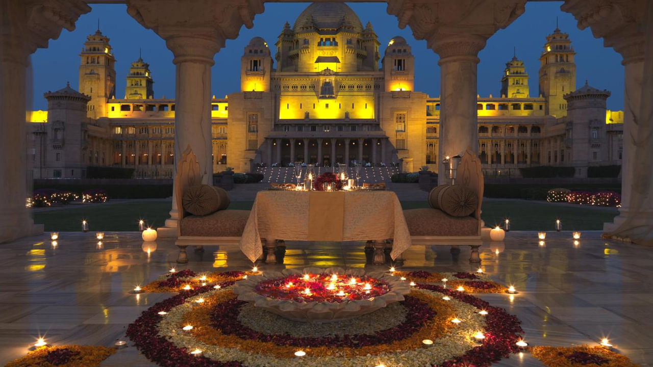 Umaid Bhawan Palace, Jodhpur
రాయల్ హోటళ్లలో జోధ్‌పూర్‌లోని ఉమైద్ భవన్ ప్యాలెస్ కూడా ఒకటి.  ఇది 1928-1943 మధ్య నిర్మించబడిన మహారాజా ఉమైద్ సింగ్ ప్యాలెస్.  ఇక్కడికి రాగానే రాజుల అనుభూతి కలుగుతుంది.  70 ఆర్ట్ డెకర్ సూట్‌లు ఉన్నాయి. ఆసక్తికరమైన విషయం ఏమిటంటే, ఈ ప్యాలెస్‌లో ఇప్పటికీ రాజకుటుంబం ఉంది.