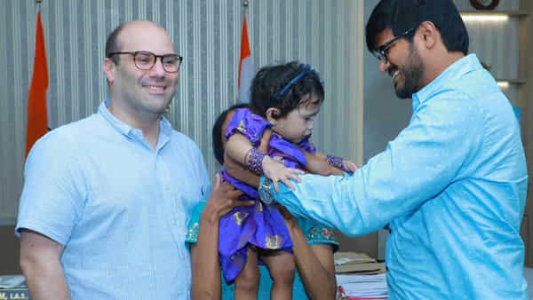 Khammam: అనాథ శిశువుని అక్కున చేర్చుకున్న అమెరికా దంపతులు.. ఖమ్మం నుంచి యుఎస్ కు పయనం..