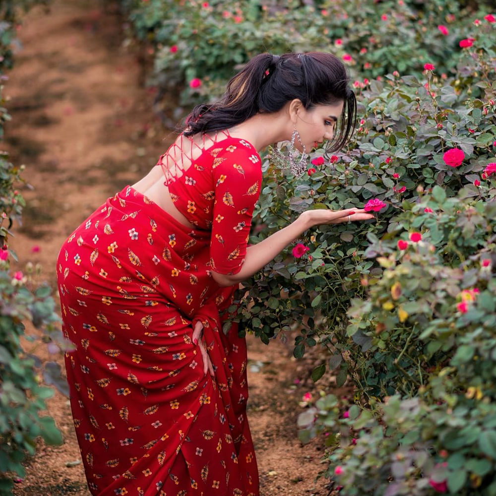 'జబర్దస్త్'తో పాటు అనేక టీవీ ప్రోగ్రామ్స్​ కూడా చేస్తూ ఆడియెన్స్​ను అలరిస్తోంది. అక్కడ కూడా తనదైనా శైలిలో గ్లామర్ షో చేస్తుంది.
