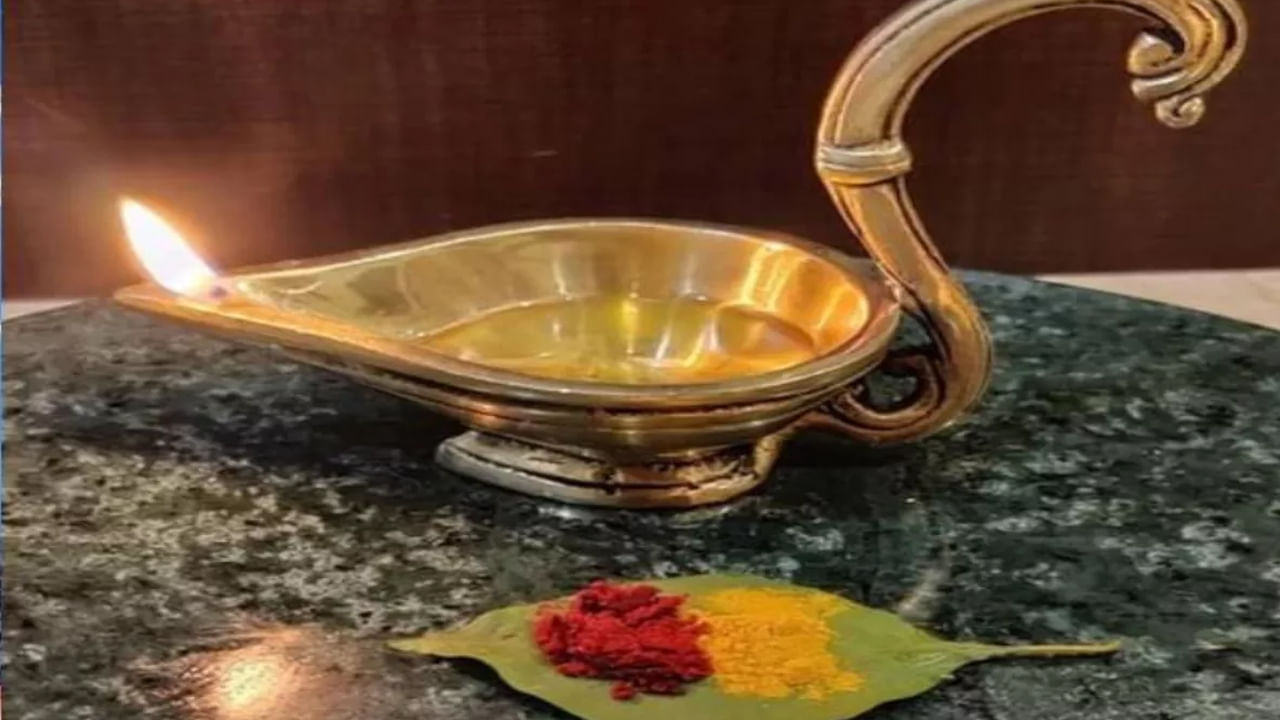 Vastu Tips for Diya: పూజ గదిలో 'దీపం' ఏ దిక్కులో పెడితే లక్ష్మి దేవి అనుగ్రహం కలుగుతుంది.. పురాణాల గ్రంథాల్లో ఏమి చెప్పారంటే..