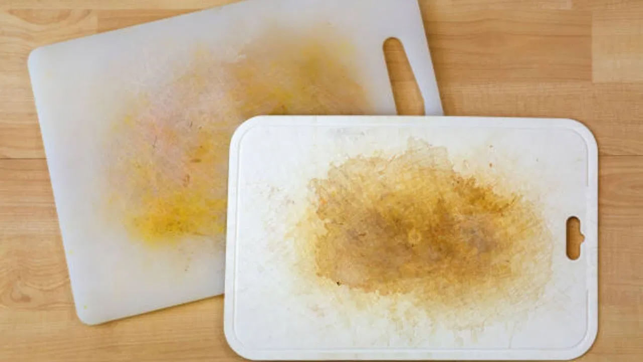 కూరగాయల కట్టింగ్ బోర్డుపై నల్ల మచ్చలు ఉంటే తొలిగించుకోవచ్చు. చాపింగ్ బోర్డ్ నుండి మరకలను తొలగించడానికి టీ ఆకులను ఉపయోగించండి. టీ ఆకులను ఒక కప్పు నీటిలో మరిగించండి. తర్వాత ఆ నీటిలో నిమ్మరసం, డిష్ వాషింగ్ లిక్విడ్ సోప్ కలపాలి. ఈ మిశ్రమంతో చాపింగ్ బోర్డ్‌ను శుభ్రం చేయండి. 