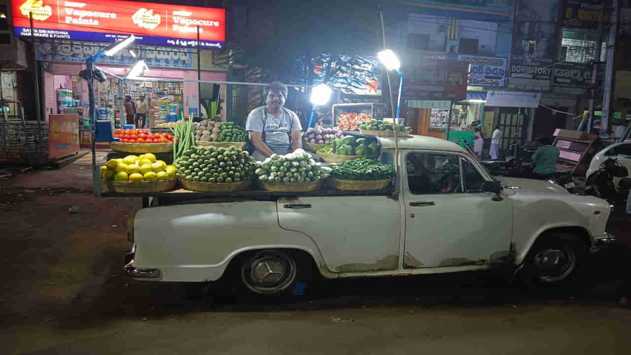 Ambassador Car: అంబాసిడర్ కారులో కూరగాయల వ్యాపారం.. నోరెళ్లబెట్టిన జనాలు!