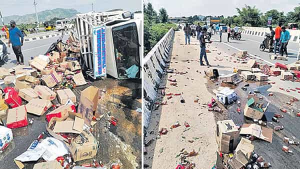 Chittoor: లిక్కర్ లోడ్తో వెళ్తోన్న వాహనం బోల్తా.. సీసాల కోసం ఎగబడ్డ జనాలు