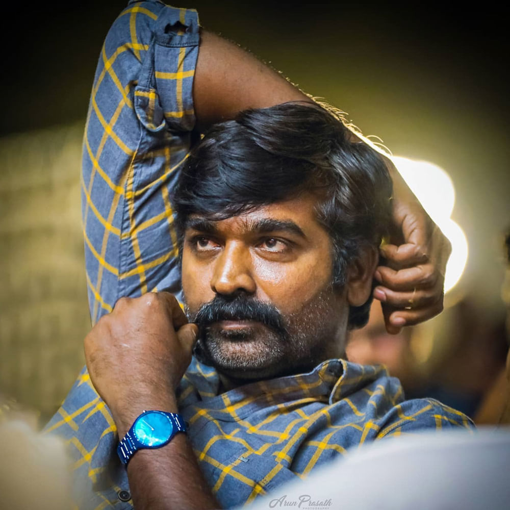 Vijay sethupathi: కన్నడ సీఎం సిద్ధరామయ్య జీవితం ఆధారంగా తెరకెక్కుతున్న సినిమా లీడర్‌ రామయ్య. రెండు పార్టులుగా ఈ సినిమాను రూపొందించడానికి సన్నాహాలు జరుగుతున్నాయి. ఫస్ట్ పార్టులో సిద్ధరామయ్య బాల్యం, యవ్వనం గురించి చూపిస్తారు. ఇందులో కొన్ని సన్నివేశాల్లో విజయ్‌ సేతుపతి కనిపిస్తారు. సెకండ్‌ పార్టులో సేతుపతి మీద కీలక సన్నివేశాలను తెరకెక్కిస్తారు. 