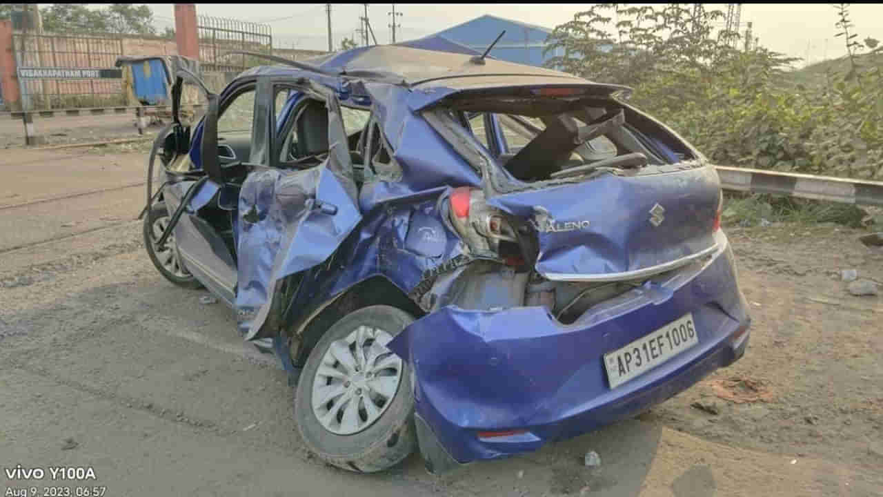 Car Accident: విశాఖలో గ్రేట్ ఎస్కేప్.. కారును ఢీ కొన్న ట్రైన్.. కారులో ప్రయాణిస్తున్న నలుగురుకీ ఏమైంది..