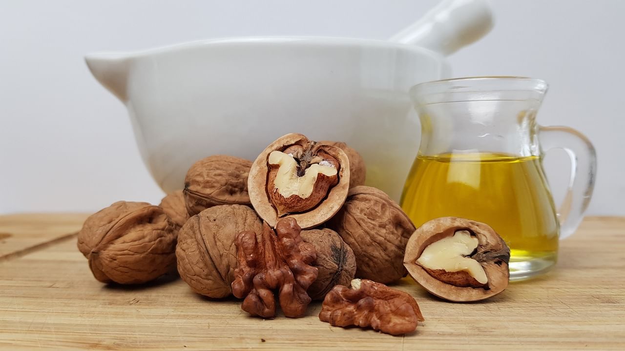 Walnut Oil Health Benefits: వాల్ నట్ ఆయిల్ తో చర్మం యవ్వనంగానే కాదు.. జుట్టుకు కూడా ఒత్తుగా తయారవుతుంది!!