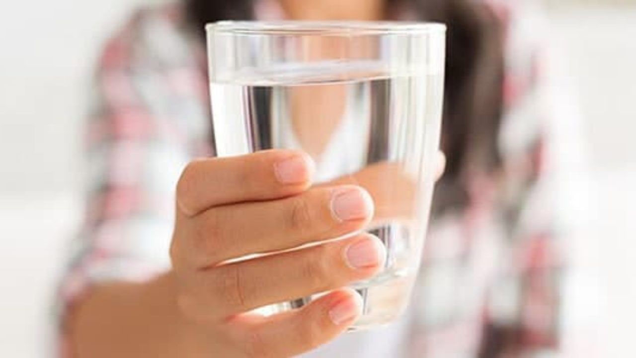 Benefits of Drinking Water on Morning: పరగడుపునే ఎన్ని మంచినీళ్లు తాగితే ఆరోగ్యానికి మంచిది? పరిశోధనలు ఏం చెప్తున్నాయంటే!!