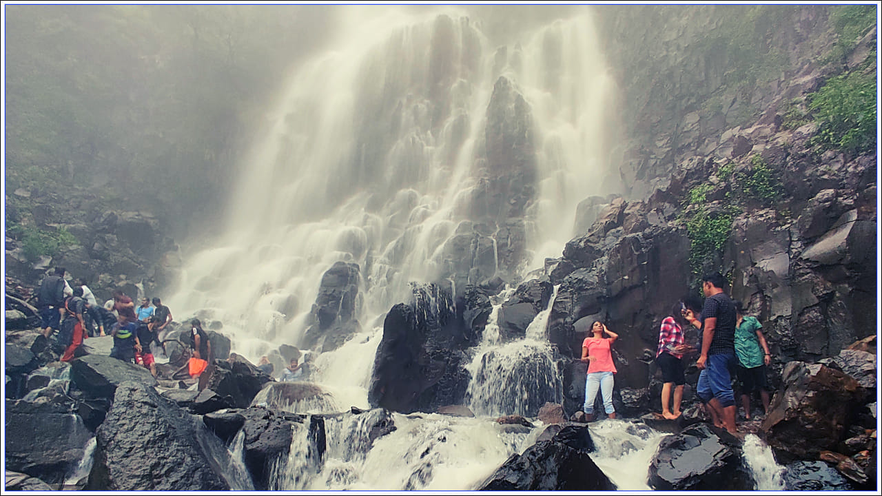 మహారాష్ట్రలోని సింధుదుర్గ్ జిల్లాలోని అంబోలి సమీపంలోని కుభవాడే గ్రామంలో రెండు వైపులా కనిపించే సుందరమైన జలపాతం పర్యాటకులను ఆకర్షిస్తోంది.