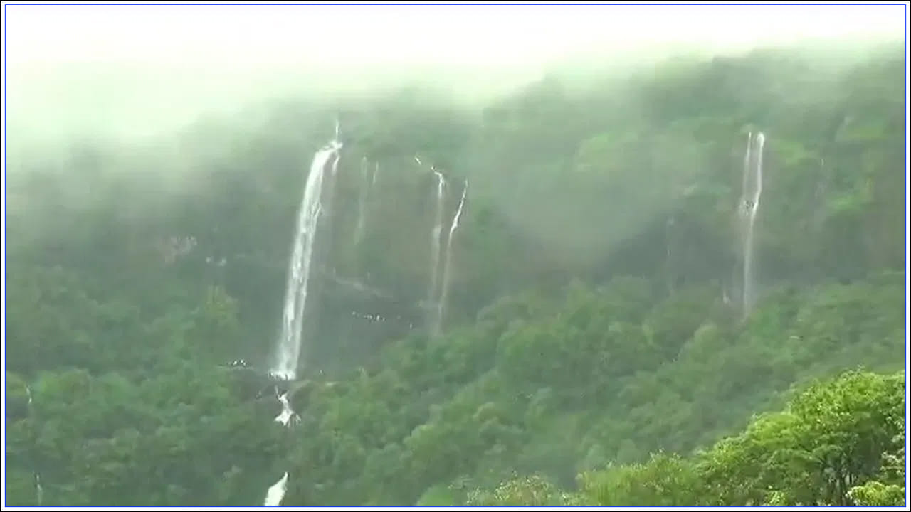 కుంభవాడే గ్రామంలోని ఈ బాబా జలపాతం మాజీ అసెంబ్లీ స్పీకర్ బాబాసాహెబ్ కుపేకర్ ప్రైవేట్ ఆస్తిలో ఉంది. ఇది పర్యాటకులను ఆకర్షిస్తోంది.