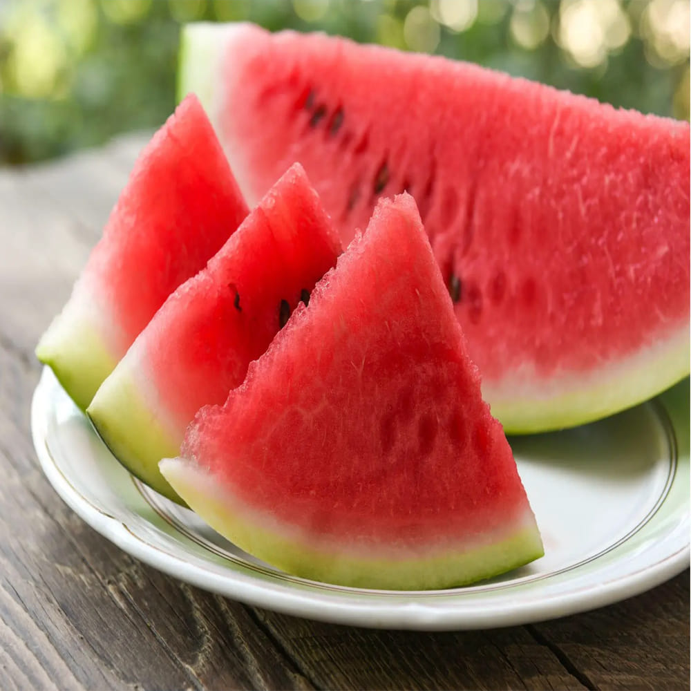 పుచ్చకాయ: సాధారణంగా పుచ్చకాయ వేసవి కాలంలో ఎక్కువగా దొరుకుతాయి. ఇందులో ఉండే విటమిన్ సి, ఫైబర్, లైకోపీన్ వంటి మూలకాలు క్యాన్యర్ రాకుండా కాపాడుతాయి.  ఇందులో యాంటీఆక్సిడెంట్లు, సిట్రులిన్, అర్జినైన్ వంటి అమైనో ఆమ్లాలు కూడా ఉన్నాయి. ఇవి నైట్రిక్ ఆక్సైడ్ ఉత్పత్తిని పెంచడంలో సహాయపడుతాయి. ఇది శరీరంలో రక్త ప్రవాహాన్ని పెంచుతుంది. ఇది శరీర ఉష్ణోగ్రతను నియంత్రణలో ఉంచుతుంది.