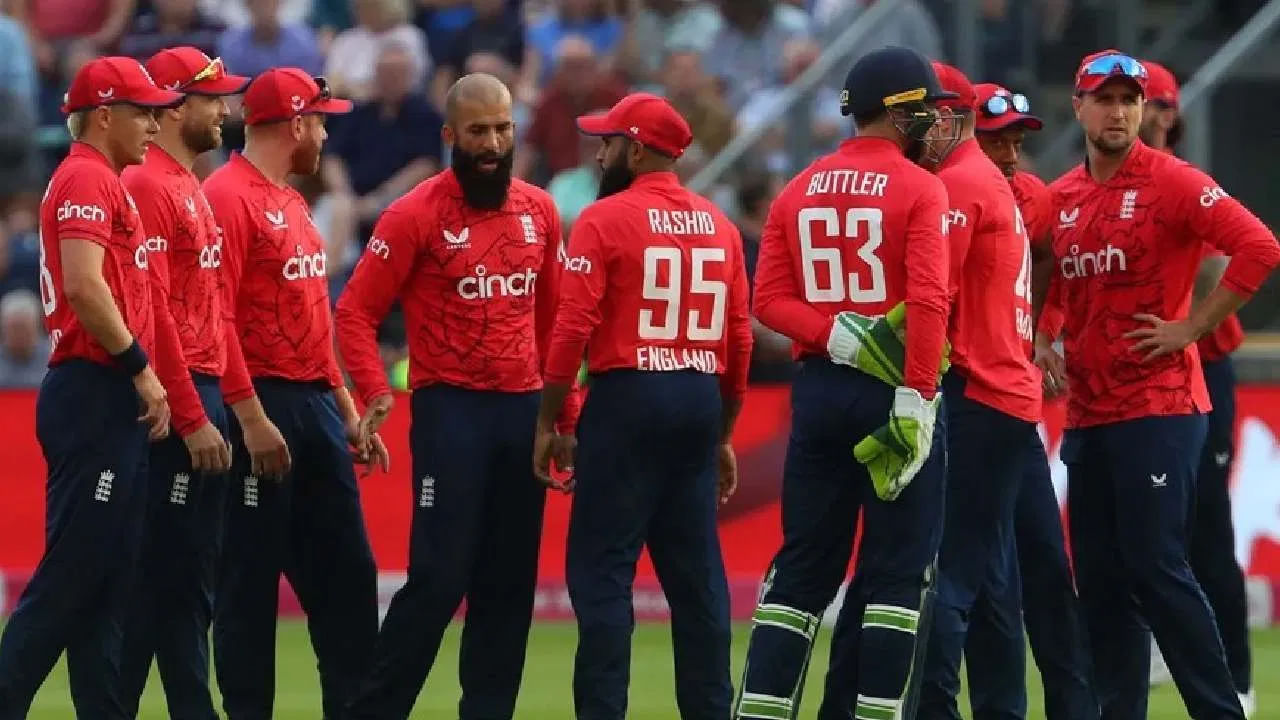 ప్రస్తుతం డిఫెండింగ్ ఛాంపియన్ ఇంగ్లండ్ జట్టు మంచి ఫామ్లో ఉంది. ఇప్పటికే ప్రపంచకప్ లాంటి ముఖ్యమైన టోర్నీ ఆడిన ఆటగాళ్లు ఇంగ్లండ్ జట్టులో ఉన్నారు. ఇంగ్లిష్ జట్టు కూడా సెమీఫైనల్లోకి ప్రవేశిస్తుందని ఏబీడీ తెలిపాడు.