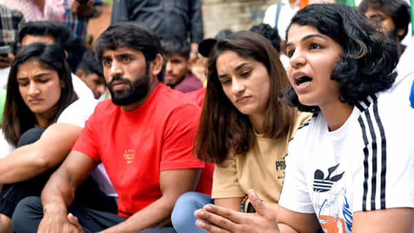 UWW vs WFI: ఇండియన్ రెజ్లింగ్ అసోసియేషన్ సభ్యత్వం రద్దు.. వరల్డ్ రెజ్లింగ్లో భారీ దెబ్బ..