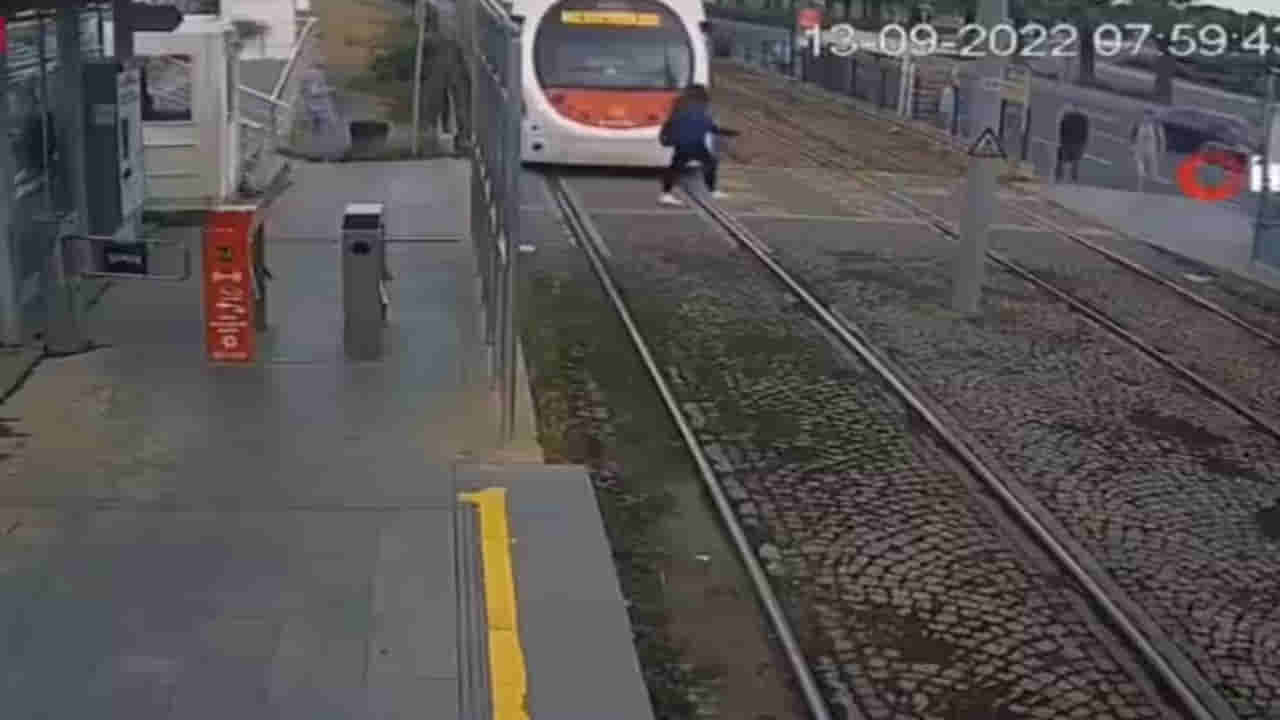 Viral Video: ఈమెకింకా భూమిపై నూకలున్నాయనుకుంటా-జస్ట్ మిస్ అంతే- వీడియో చూశారాంటే షాకే..!